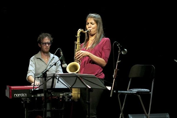Retrato da saxofonista Melissa Aldana e outras.