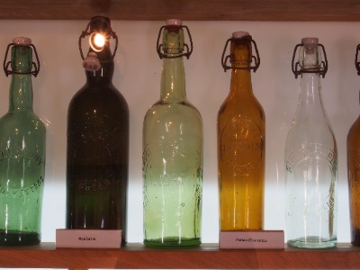 Botellas antigas de vidro colocadas en fila.