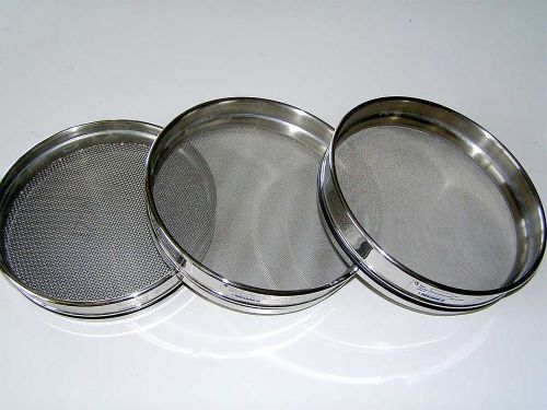 Laboratory sieves BMK Tres tamices de laboratorio.