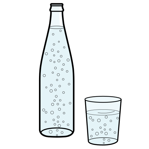 Botella y vaso de agua con gas.