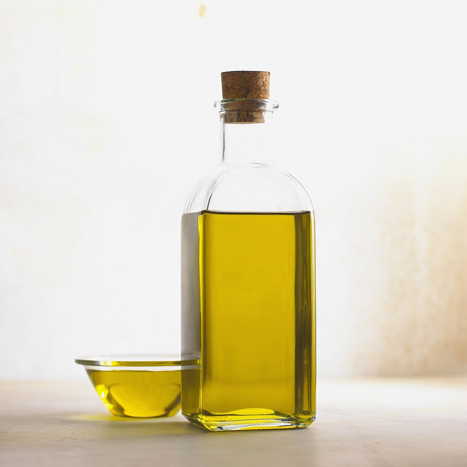 Bottle of olive oil Botella de aceite de oliva.