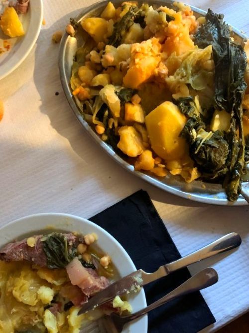 Imagen de cocido gallego con patata, verdura y carne.