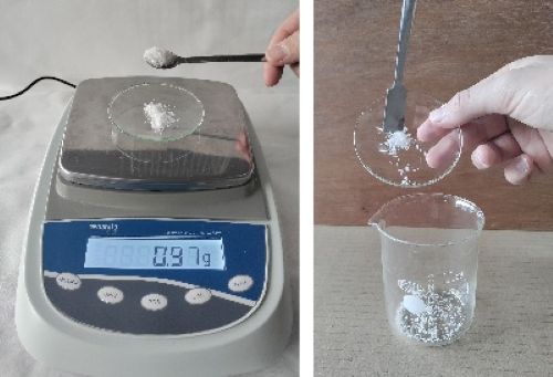 Dos imágenes: en la primera, se añade un reactivo sobre un vidrio de reloj en una balanza. En la segunda, ese mismo reactivo se añade en un vaso de precipitados con ayuda de una espátula.