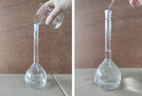 En un matraz aforado que contiene una mezcla previamente preparada, se añade agua hasta la línea de aforo.