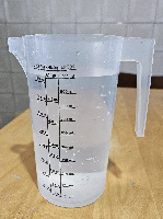 Jarra con un litro de agua y nitrato de potasio sin disolver