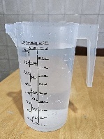 Disolución sobresaturada 1 (cREAgal) Jarra con un litro de agua y nitrato de potasio sin disolver.