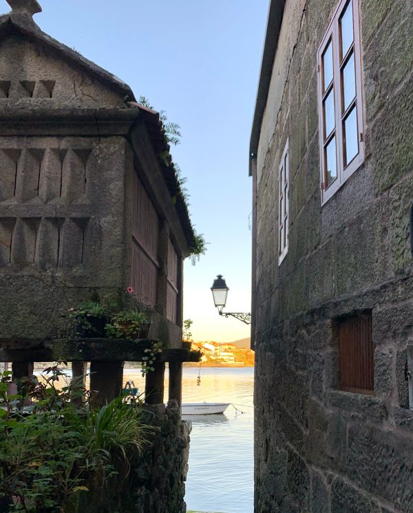 Hórreo en Combarro en un camino que lleva al mar.