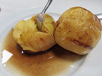 Plato de manzanas cocinadas al horno Plato de manzanas cocinadas al horno.