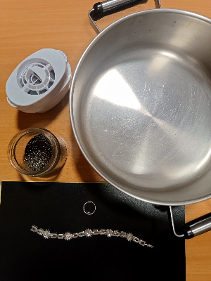 Tartera de acero, joyas de plata y filtro de carbón.