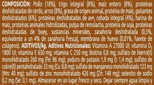 Etiqueta de pienso de perro con la composición del producto detallada. 