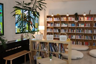 Imagen de las estanterías llenas de libros de una biblioteca escolar