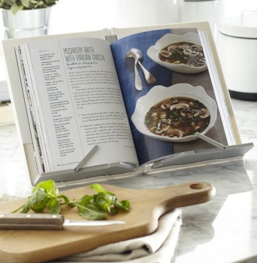 Fotografía de un libro de recetas abierto sobre la encimera
