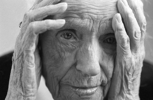 Rostro de persona mayor en blanco y negro