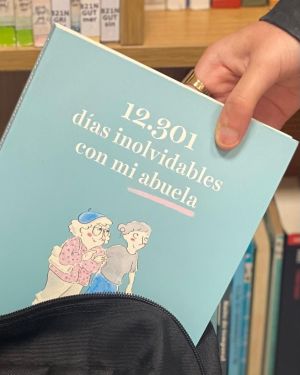 Una persona guarda un libro en su mochila