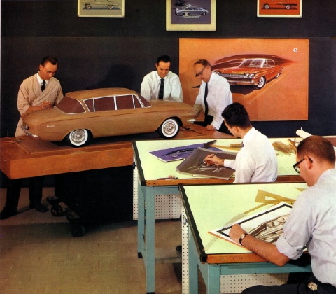 Ingenieros diseñando coches. Foto antigua de 1961