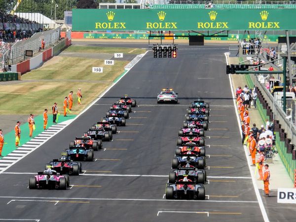 Dos filas de coches de carreras en la línea de salida