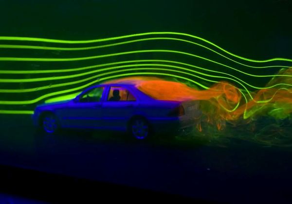Coche con las líneas aerodinámicas marcadas