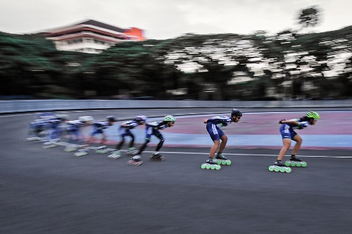 Patinadores de velocidad en una carrera