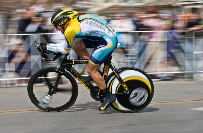 Lance Armstrong pedalenando en el Tour de California