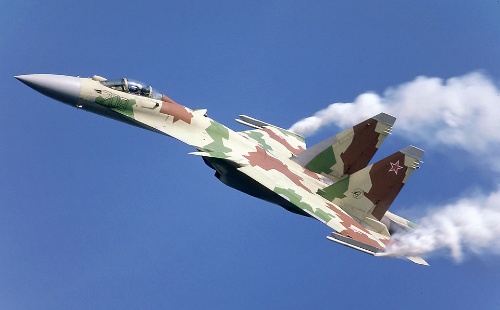 Avión de combate subiendo con un ángulo de ataque