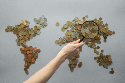 Imaxe na que aparecen os continentes feitos con moedas