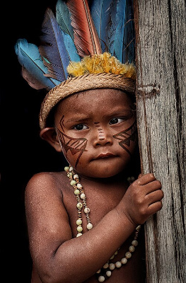Fotografía dun neno indíxena do Amazonas