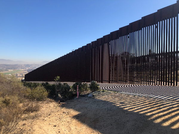 Muro Fotografía na que aparece o muro instalado na fronteiro entre os Estados Unidos e México