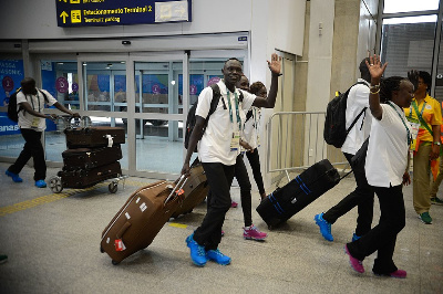 Fotografía que recolle a uns migrantes con maletas nun aeroporto