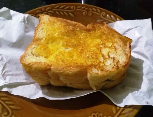 Tostada de pan sobre un plato