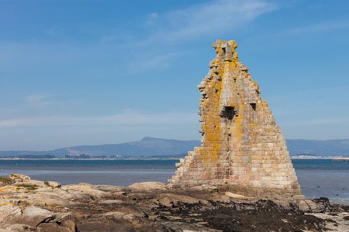 Torre destruida y deteriorada por el paso del tiempo