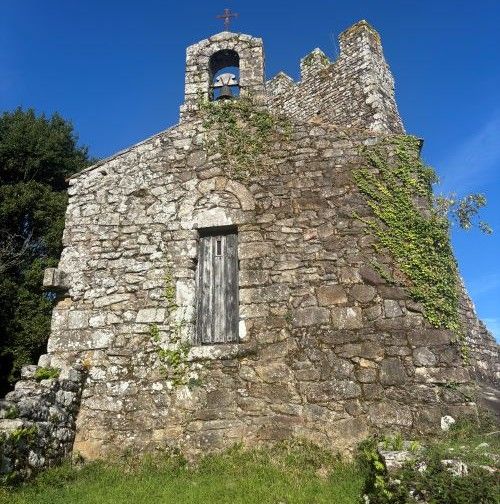 Capilla de estilo prerrománico con diferentes daños por el paso del tiempo.