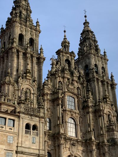 Fachada principal de la Catedral de Santiago con algunas zonas más oscuras