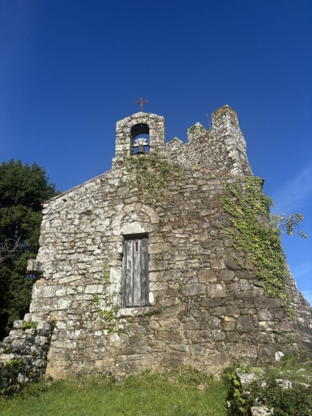 Capilla de estilo prerrománico con diferentes daños por el paso del tiempo.