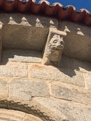 Imagen de la gárgola de la iglesia de Santa María de Mosteiro construida con granito en la cornisa.