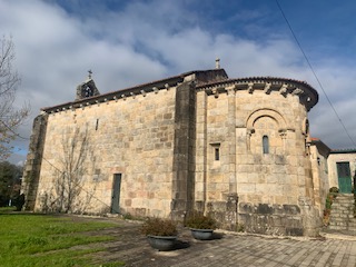 Imagen de la iglesia de Santa Maria de Mosterio construida con granito.