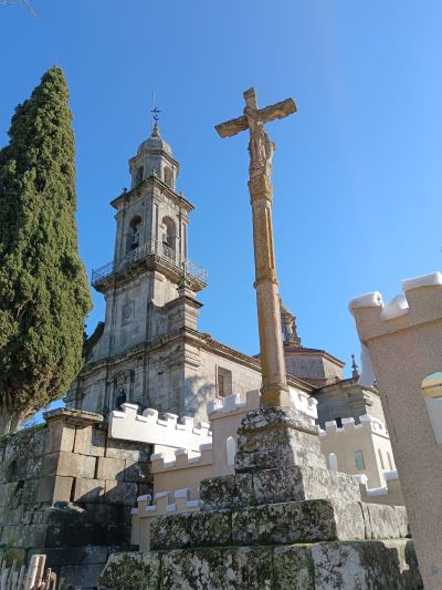 Imagen de la iglesia con un crucero delante.
