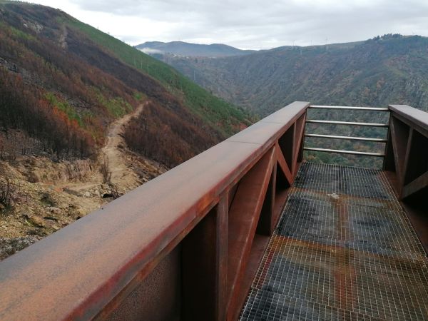 Mirador Pena do Conde (cREAgal) Imagen del Mirador Pena do Conde después del incendio sin madera en la pasarela y sin vegetación alrededor.
