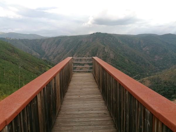 Mirador Pena do Conde antes(cREAgal) Imagen del Mirador Pena do Conde antes del incendio con vegetación alrededor y una pasarela de madera.
