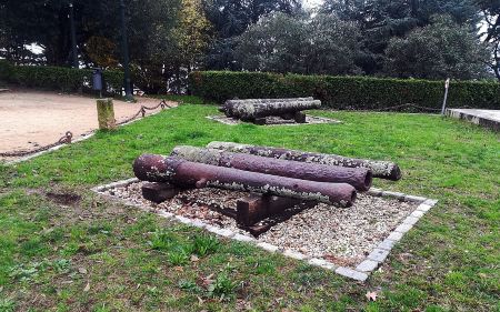 Cañones del Monumento a los Galeones en Vigo afectados por el paso del tiempo.
