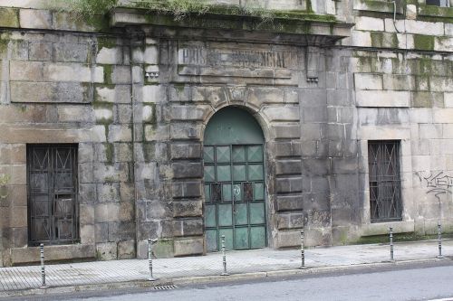 Fachada de la antigua cárcel de Ourense deteriorada por agentes químicos.