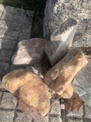Diferentes piedras acumuladas lisas. 