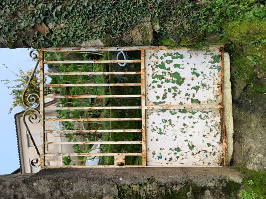 Imagen de una puerta con diferentes cambios producidos sobre ella.