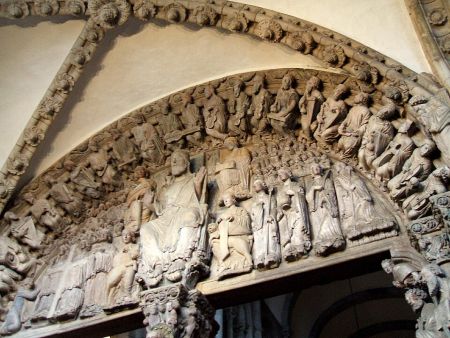 Imagen de la parte superior del Pórtico de la Gloria de la Catedral de Santiago tallado en piedra.