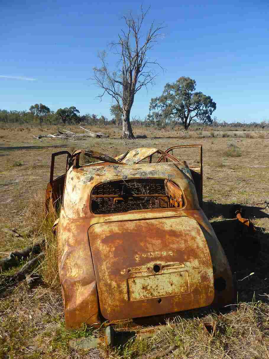 Vehículo abandonado y oxidado