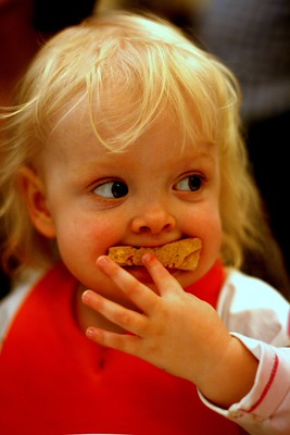 Fotografía dunha nena comendo pan