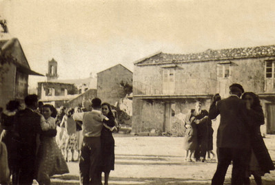 Fotografía antiga de persoas bailando agarrado