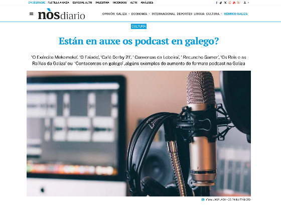 na imaxe vese un estudio de gravación cun micrófono, un filtro e uns auriculares.