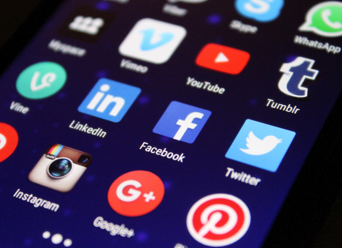 Imaxe que amosa unha pantalla dun móbil coas iconas de diferentes redes sociais.