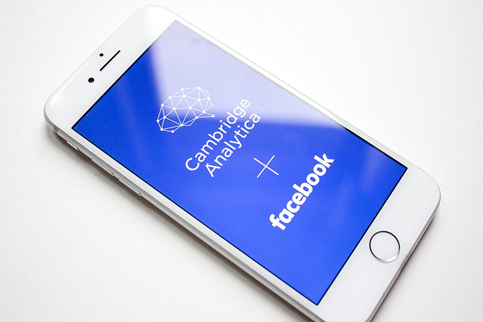 Móbil cunha imaxe de Facebook e Cambridge Analytica