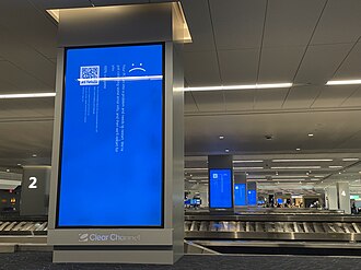 Pantallas de erro producidas por Crowdstrike nun aeroporto